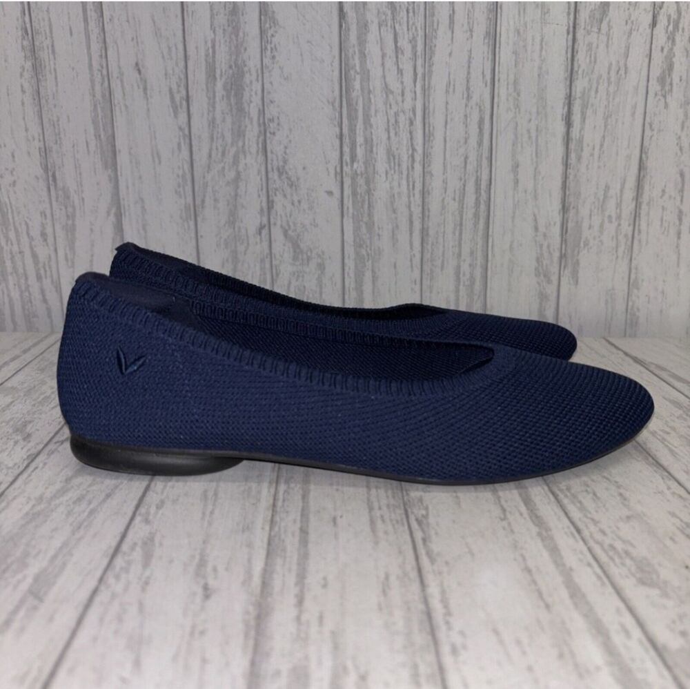 Womens Size 35.5 (5.5) Vivaia Navy Blue Flats EUC